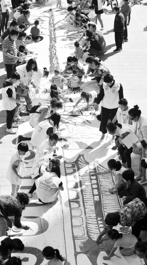 石家庄社区居民绘百米长卷迎国庆